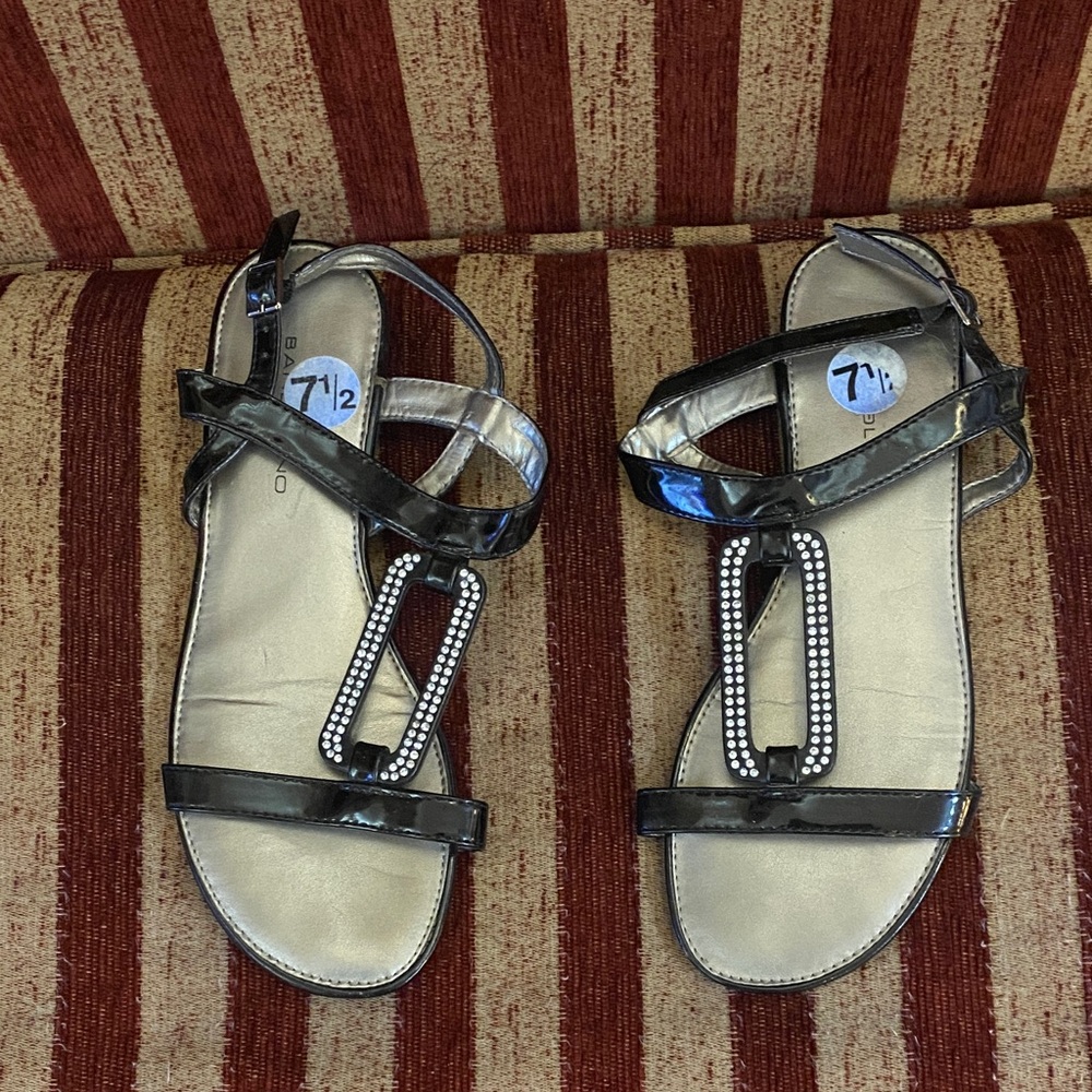 NWOT Bandolino Black and Silver blingy Strappy Sandals. Size 7 1/2